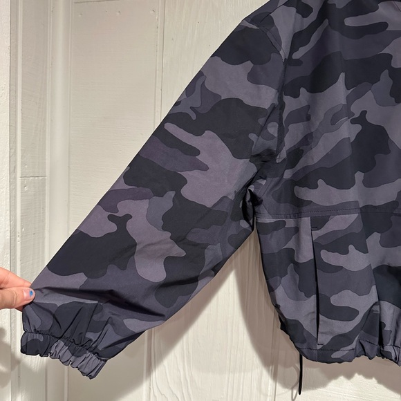 Old Navy Lightweight Water Resistant Jacket - Picture 2 of 10